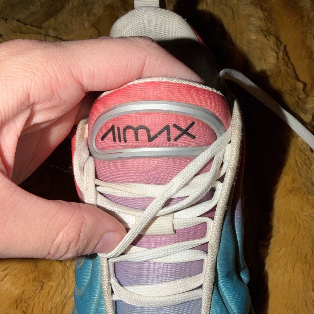 Woman’s Nike Air Max 720’s - Picture 16 of 16
